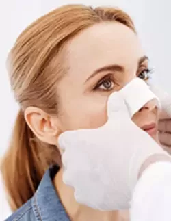 Taping der Nase nach einer Nasenkorrektur und wichtige Schritte